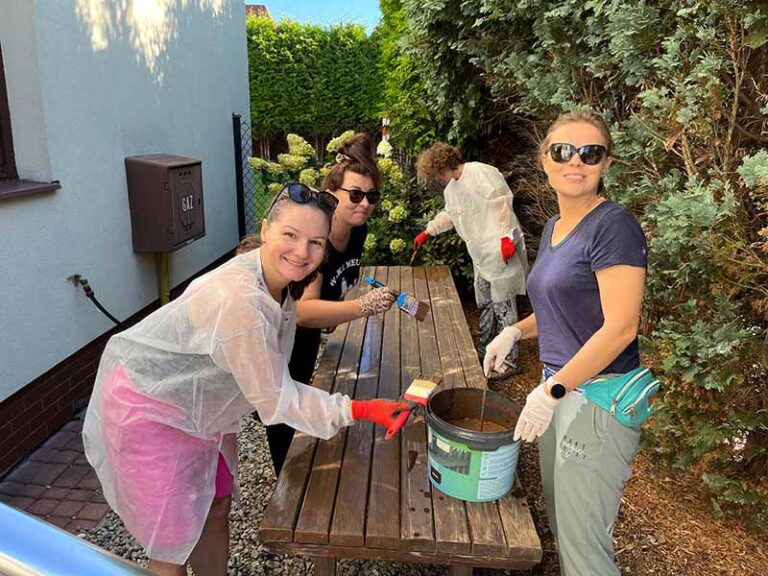 A photo of Euronet Poland employees donating time at Felician Mission Centre