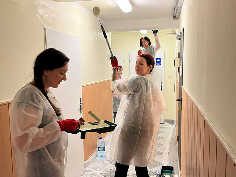 A photo of Euronet Poland employees donating time at Felician Mission Centre