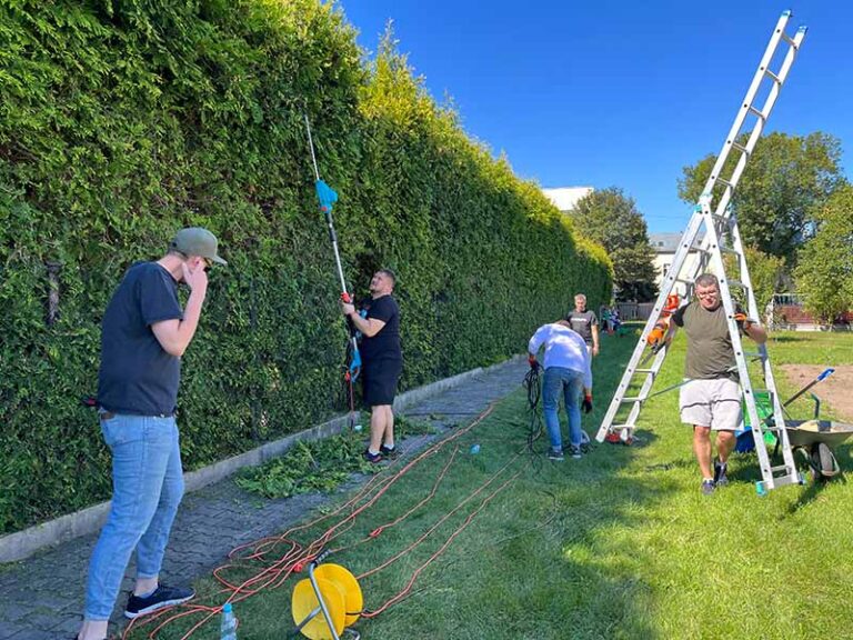 A photo of Euronet Poland employees donating time at Felician Mission Centre