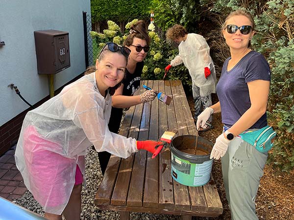 A photo of Euronet Poland employees donating time at the Felician Mission Centre