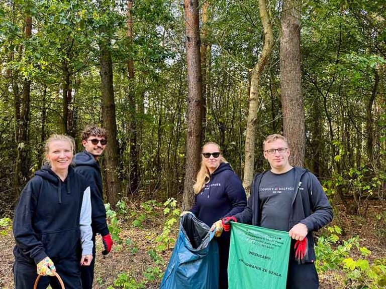 A photo of Euronet Poland employees at their Day of Caring