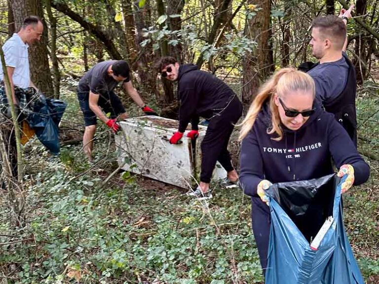 A photo of Euronet Poland employees at their Day of Caring