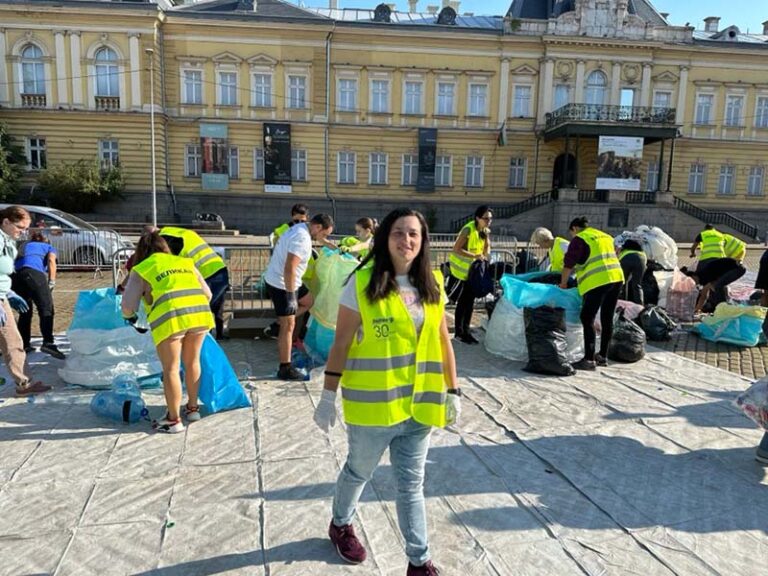 An image of Euronet's employees in Bulgaria participating in the Caps for the Future charity event