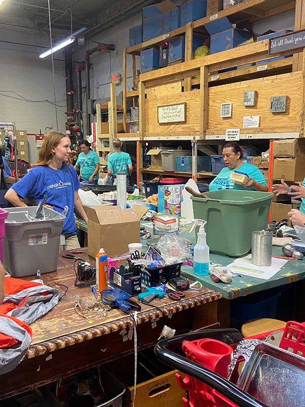 An image of Euronet employees helping at Catholic Charities Kansas City in 2023.