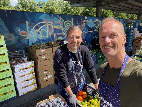 cadooz employees distribute food to the needy