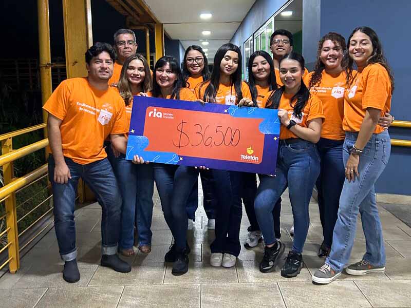 Image of Ria Money Transfer supporting Fundación Teletón El Salvador during a televised fundraising event.