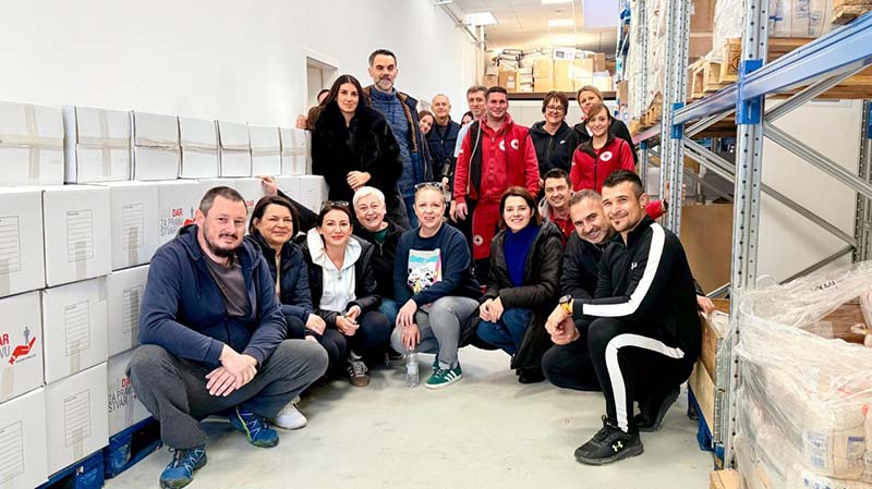 Euronet ATM employees volunteering at Red Cross Zagreb, preparing aid packages for displaced Ukrainian families.