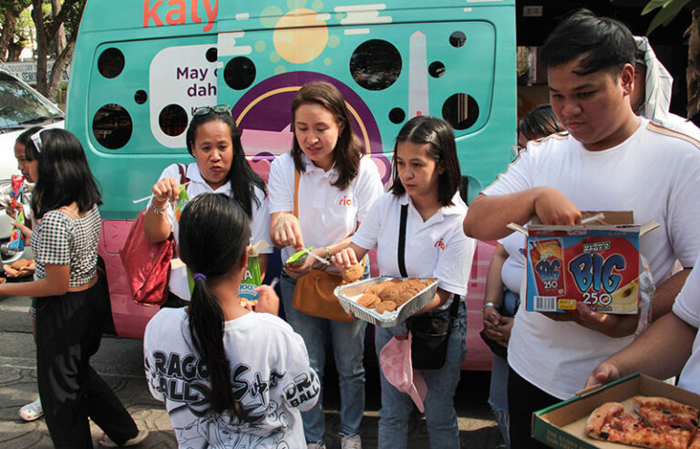 Image of Ria Money Transfer serving children in the Philippines