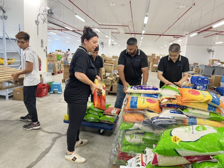 Euronet in Asia donates time at local food bank
