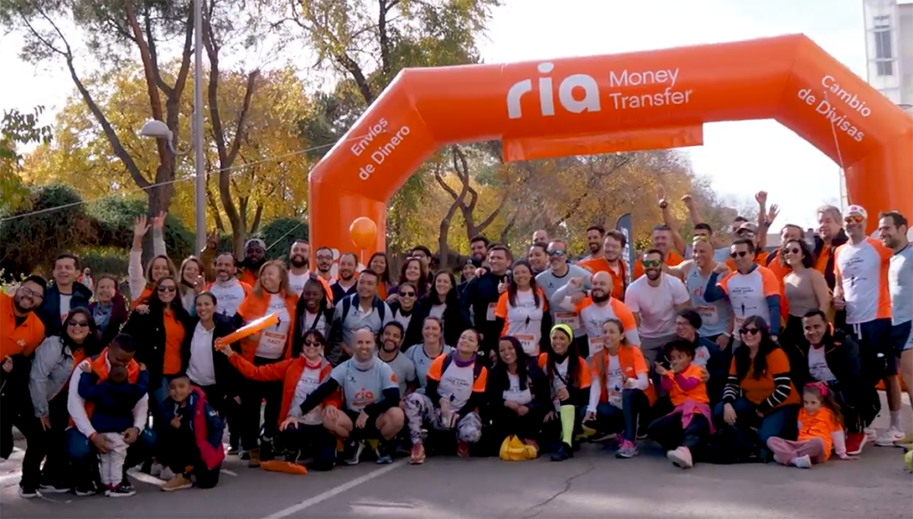 A photo of Ria employees, family members and others at the Photo of runners at the Trofeo José Cano - Gran Premio Ria Money Transfer